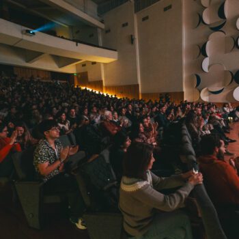 Centenares de personas, un estreno narrado por Tom Hanks y conversatorio de Cochamó: Así se vivió la Noche Inaugural de Santiago Wild Fest 2025